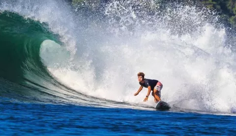 Panameño Izzy Elizondo gana competencia de surf en Hawái