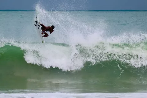 Panameños surfistas tienen en la mira el Mundial de Surf 2021