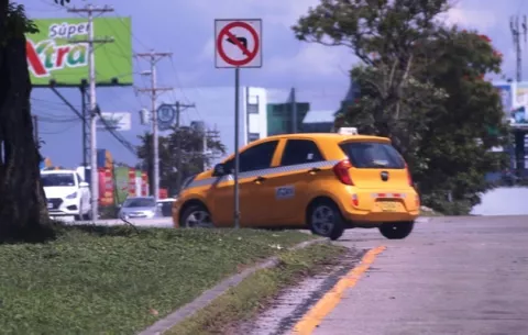 Defensoría del Pueblo interviene para extender hasta enero medida de par y non en taxis