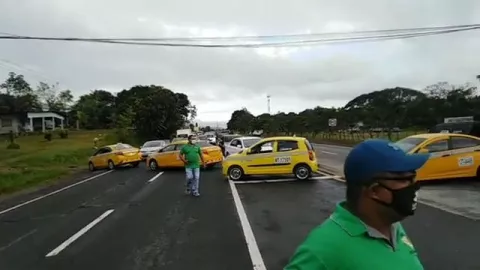 Taxistas de Panamá Oeste mantienen bloqueado un paño de la vía Interamericana hacia la ciudad capital 
