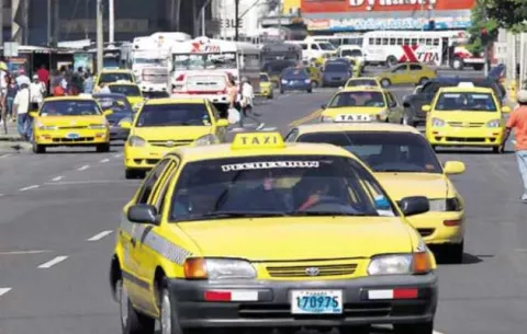 Taxistas cierran calles por segundo día consecutivo, exigen a la ATTT que se mantenga la circulación por pares y nones
