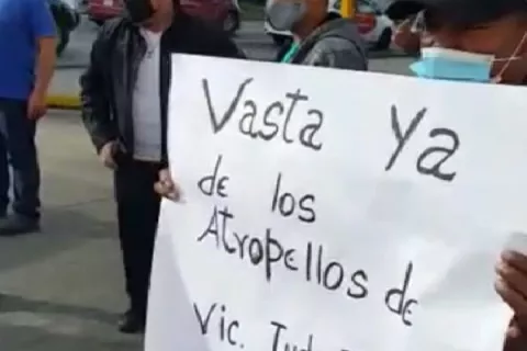 Taxistas protestan nuevamente, exigen que empresa les baje la tarifa de sus pagos por día 