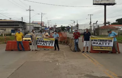 Conductores de taxis herreranos protestan cerrando la vía Chitré-Los Santos