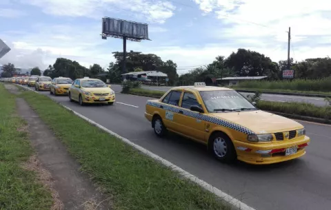 Taxistas cierran la vía Interamericana en Chame y los de La Chorrera pactan trabajar par y non 