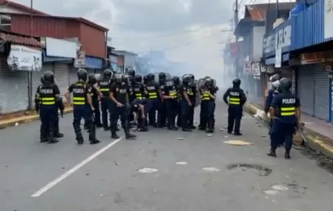 Policías ticos y manifestantes se enfrentan en Paso Canoas