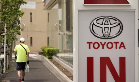 El beneficio de Toyota cae el 45%, pero revisa al alza su proyección