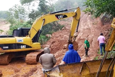 Abren en un 46% puntos críticos de vías de acceso y caminos tras las inundaciones y deslizamientos en la región occidental