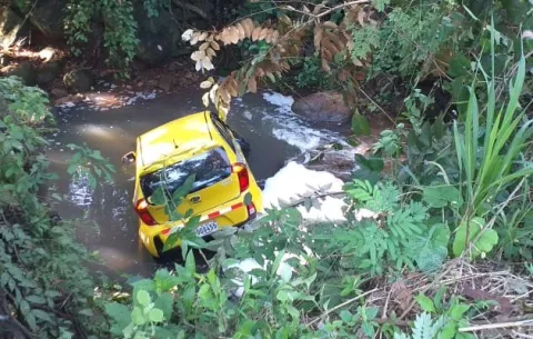 ¡Susto! Taxi cae a una quebrada en El Trapichito de La Chorrera