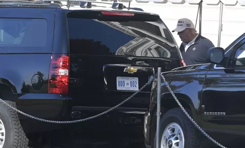 El presidente electo de Estados Unidos Joe Biden, acude a misa tras su victoria, mientras que Donald Trump juega golf