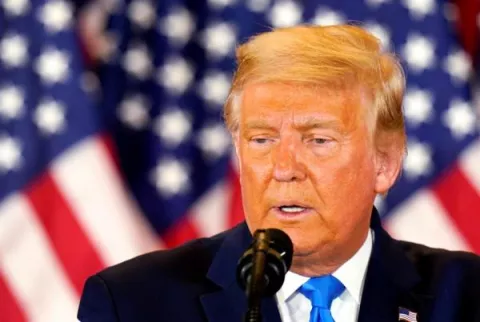 Campaña de Trump anuncia 'acciones legales críticas' en Pensilvania y pide frenar el recuento de votos en Michigan
