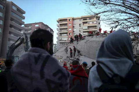 Suben a 62 las víctimas mortales en Turquía causadas por el terremoto