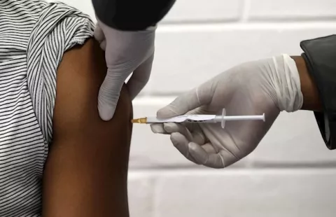 La vacuna de COVID-19 podría empezar a administrarse en Estados Unidos el 12 de diciembre