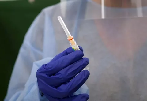 La vacuna de Oxford y AstraZeneca tiene una efectividad del 70.4 %