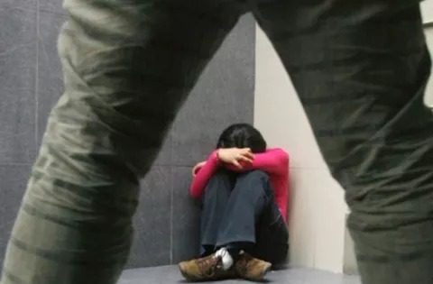 Hombre engaña a joven de 20 años con un trabajo, la viola y embaraza