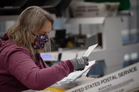 Un juez de Estados Unidos ordena la búsqueda de unos 300 mil posibles votos extraviados