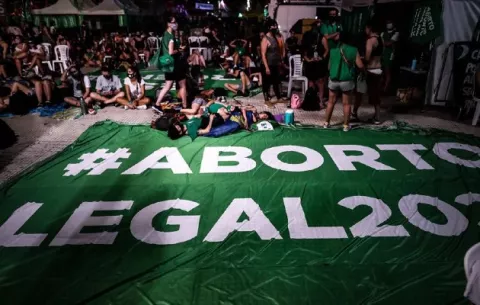 El Senado argentino legaliza el aborto voluntario entre júbilo de la Marea Verde y decepción de colectivos 'provida'