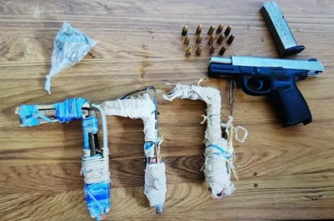 Encuentran armas de fuego durante rotación de reclusos en pabellones de La Joya