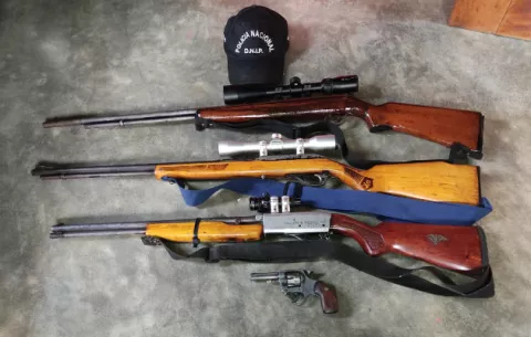 Unidades de la Policía Nacional y personal del Ministerio Público decomisan tres rifles y un revólver a un ciudadano en Boquete 
