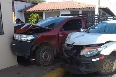 ¡Viva de milagro! Joven queda atrapada entre una pared y un auto, luego de un accidente de tránsito en Chitré