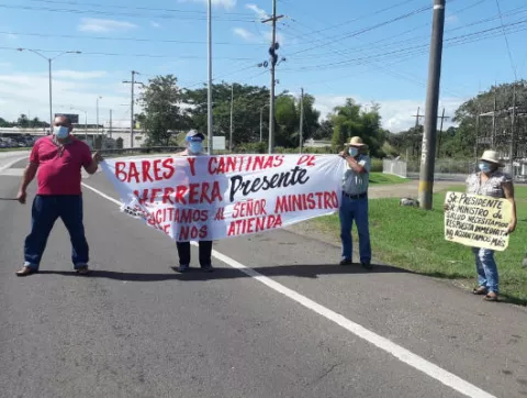 Propietarios de bares y cantinas en Azuero protestan en las calles, porque quieren volver a vender licor
