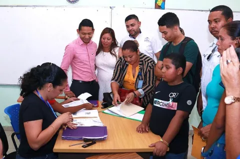 Ifarhu aclara que entrega de tarjetas de clave social es para estudiantes de becas de concurso