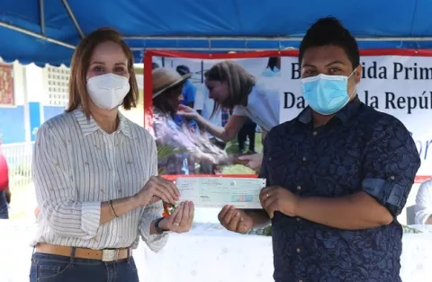 Estudiantes universitarios de Santa Fe de Veraguas reciben becas para hacer realidad sus sueños