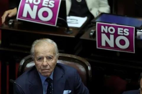 Expresidente argentino Carlos Menem está "complicado pero luchando" en el hospital