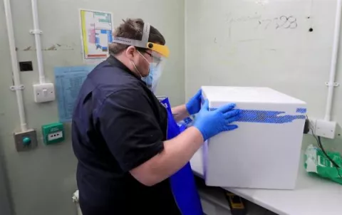Científicos británicos investigan si la nueva cepa de coronavirus contagia más a los niños