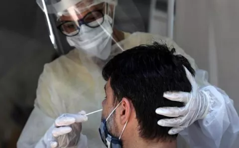 Científicos identifican nueva cepa del coronavirus en Río de Janeiro