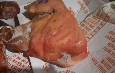 Patitas y cabezas de cerdo en bolsas navideñas pudieron deberse a un error