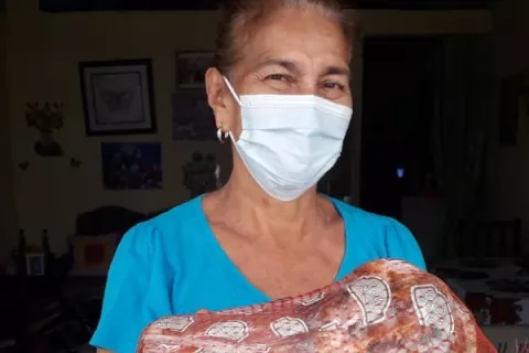 Más de 800 mil piezas de productos cárnicos derivados de cerdos, jamones, pavipollos y jamones de pollo, son distribuidas en las bolsas solidarias 
