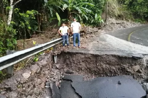 Cierran la vía Volcán-Río Sereno por varios deslaves y hundimientos por causa de las lluvias