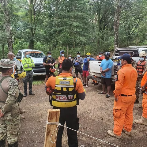 Sinaproc encuentra cuerpo de una niña y busca el de su hermanita, ambas  fueron arrastradas por una cabeza de agua