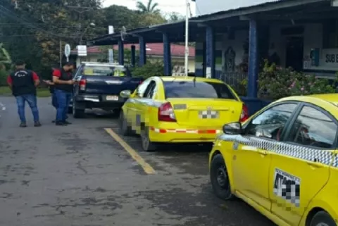 Retienen en Gualaca a dos taxistas que transportaban a seis haitianos
