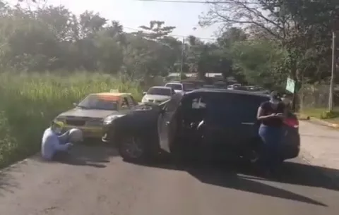 Moradores de Bosque del Prado en Arraiján, cierran la vía hacia Chapala exigiendo agua potable 