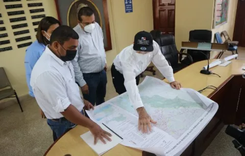El Instituto Tomy Guardia entrega mapas topográficos del distrito de David
