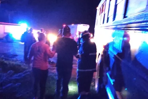 Colisión entre un articulado y un bus privado deja 30 heridos en El Roble de Aguadulce