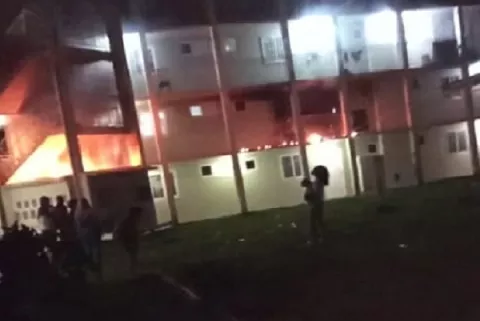 Tres hombres prenden fuego a un apartamento en Altos de Los Lagos