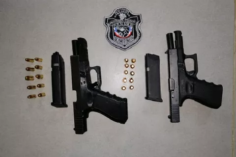 Dos ciudadanos abandonan un auto y sus armas en un punto de control en la Costa Abajo de Colón