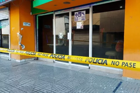 Dos sujetos asaltan a mano armada un casino en Colón, balean al administrador y se llevan unos mil dólares