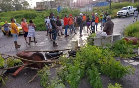 Moradores de Río Alejando cierran vía hacia Costa Arriba de Colón por la falta de agua potable