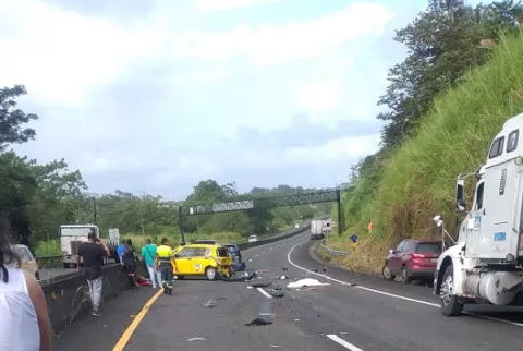 Un muerto y seis heridos deja aparatoso accidente en Colón