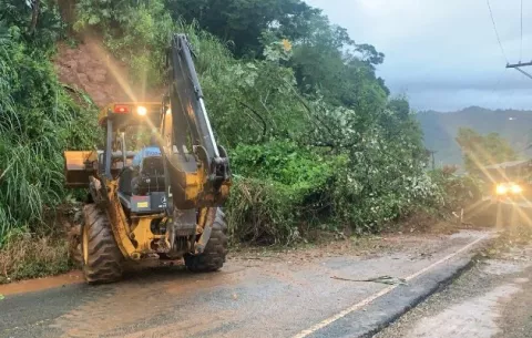 Deslizamiento de tierra y caída de árboles afectan carretera a Portobelo