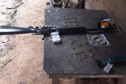 Encuentran 13 paquetes y medio de droga y un arma en un herbazal en San Isidro, Colón