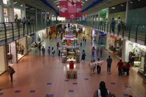 Mujeres realizan más compras  que los hombres en estos últimos días, mientras que el comercio pide evaluar las medidas para el 2021