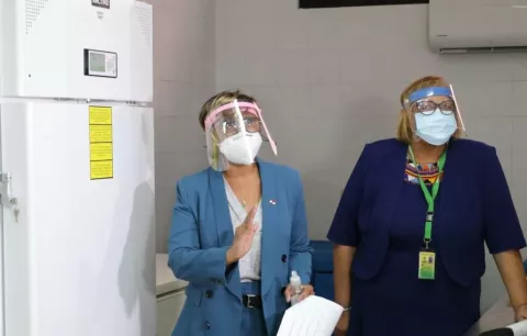 Minsa instala el primer congelador de ultra baja temperatura para almacenar las vacunas contra la COVID-19