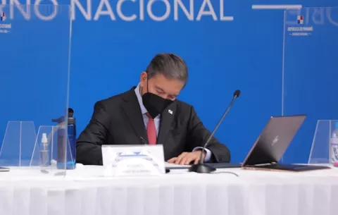 Presidente Laurentino Cortizo dice que ni la COVID-19 lo detendrá y luego recula