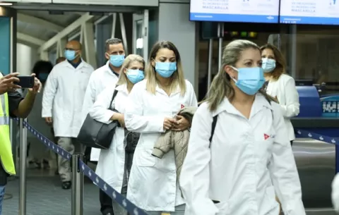 Grupo de médicos cubanos cobrará más de medio millón de dólares al mes