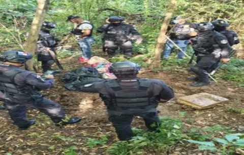 Policía Nacional decomisa droga, municiones, celulares y radios portátiles que estaban enterrados en  Curundú