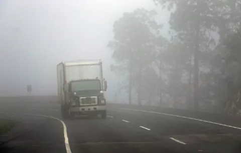 Frente frío azota a damnificados que dejó ETA e Iota apostados en las autopistas al Norte de Honduras